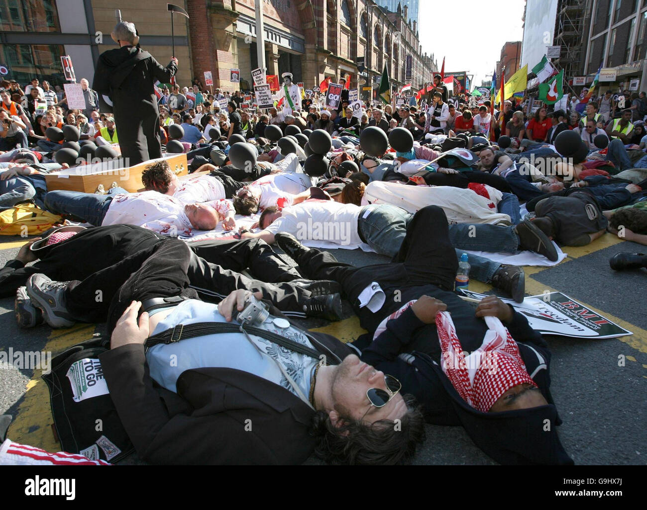 Bei einem Anti-Kriegs-protestmarsch in Manchester spielen die Demonstranten tot. Stockfoto