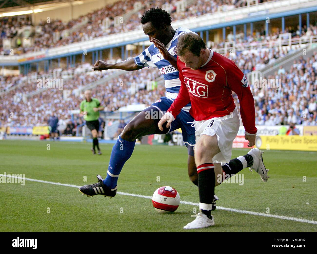 (R-L) Wayne Rooney von Manchester United und Ibrahima Sonko von Reading. Stockfoto