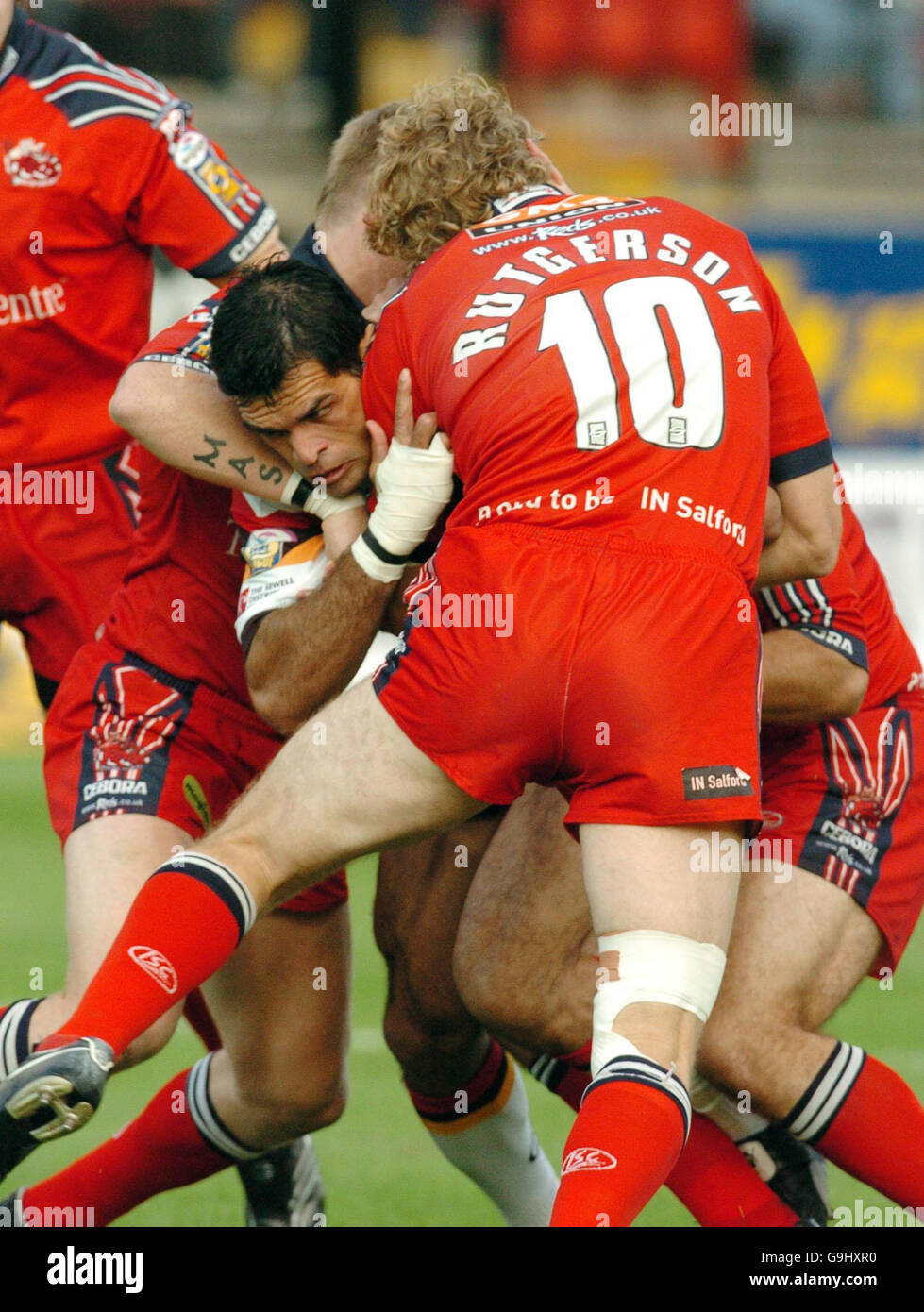 Bradfords Chris McKenna kämpft sich nach vorne, während Salfords Sean Rutgers ihn während des Engage Super League-Play-off im Odsal Stadium, Bradford, zurückhält. Stockfoto