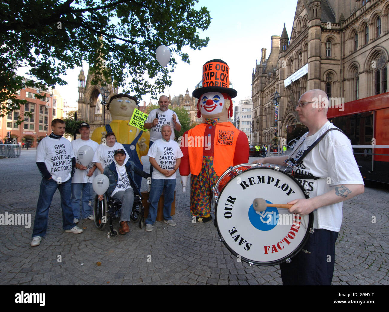 Arbeiter von Remploy demonstrieren gegen Fabrikschließungen vor dem Rathaus von Manchester. Stockfoto