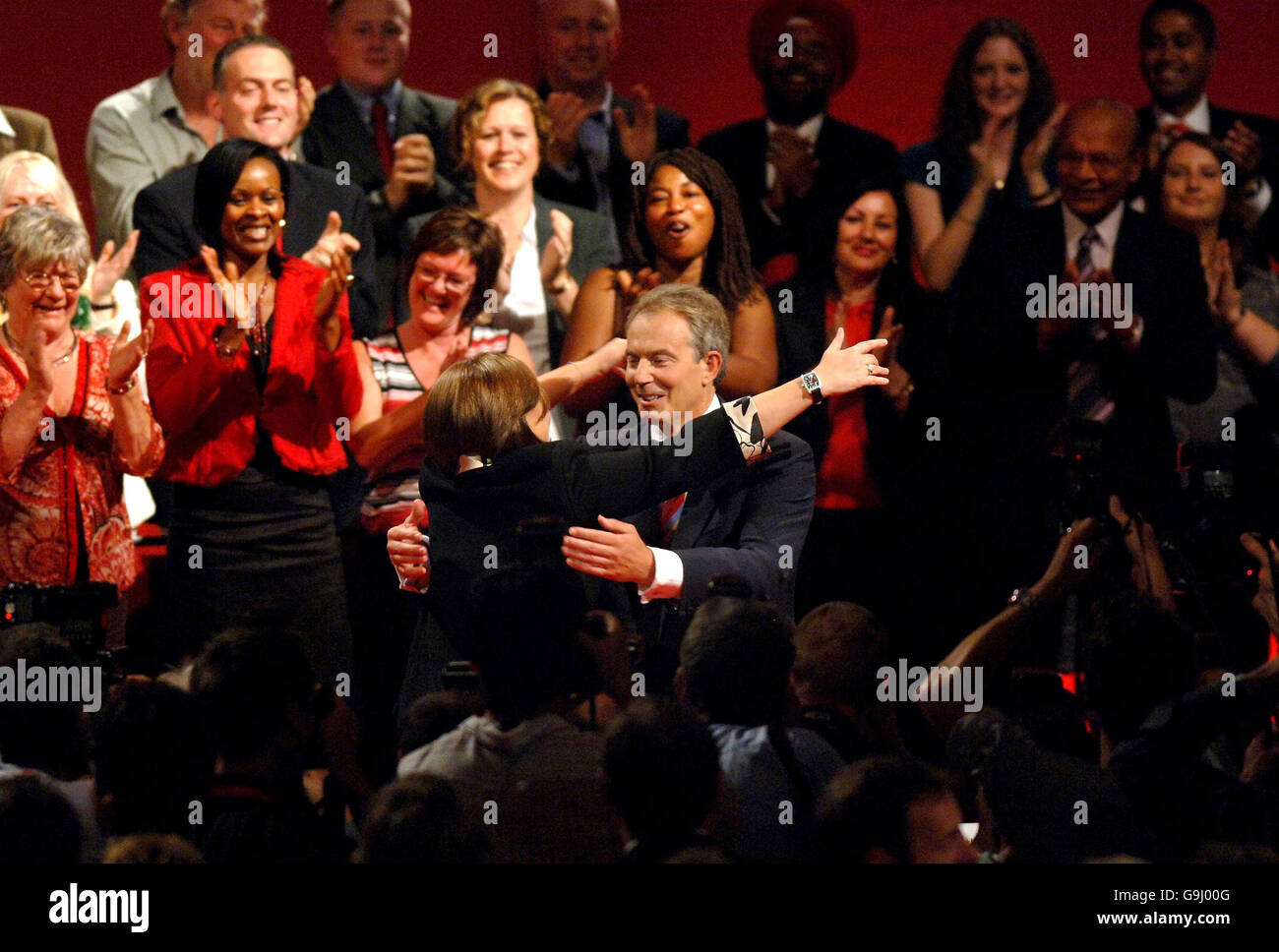 Der britische Premierminister Tony Blair wird von seiner Frau Cherie nach seiner Rede auf der Labour Party Konferenz in Manchester umarmt. Stockfoto
