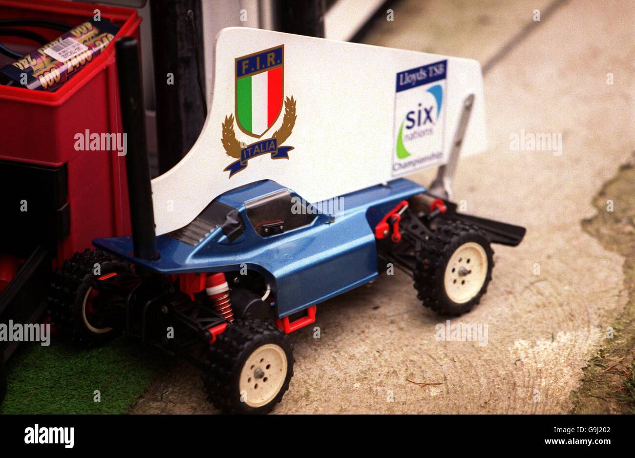 Rugby Union - Lloyds TSB Six Nations Championship - Italien / Irland. Das ferngesteuerte Auto in italienischen Farben, das das abtretende T-Shirt auf den Platz liefert Stockfoto