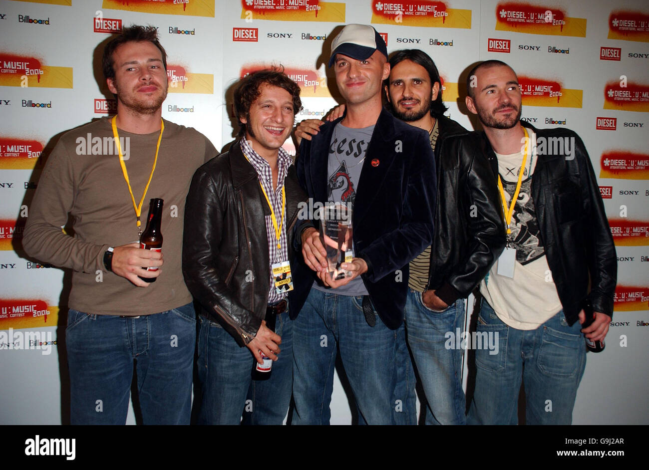 Stoop, die Gewinner der Kategorie Rock, posieren mit ihrer Auszeichnung bei den Diesel U-Music Awards in der Shoreditch Town Hall, East London. Stockfoto