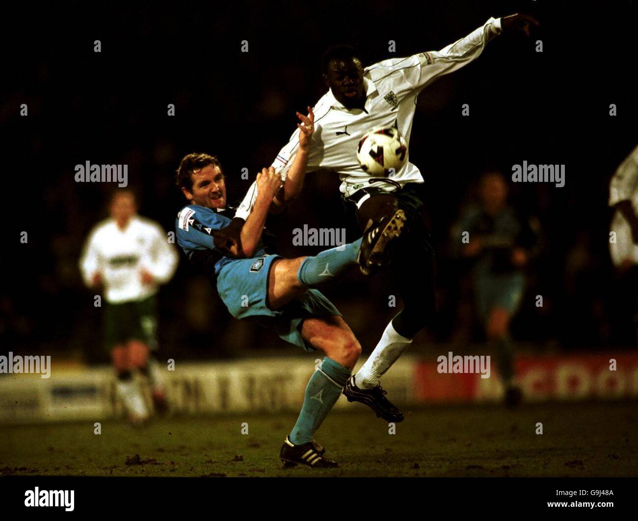 Fußball - AXA FA Cup - Fünfte Runde Replay - Wimbledon / Wycombe Wanderers. Paul McCarthy von Wycombe und Patrick Agyemang von Wimbledon kämpfen um den Ball Stockfoto