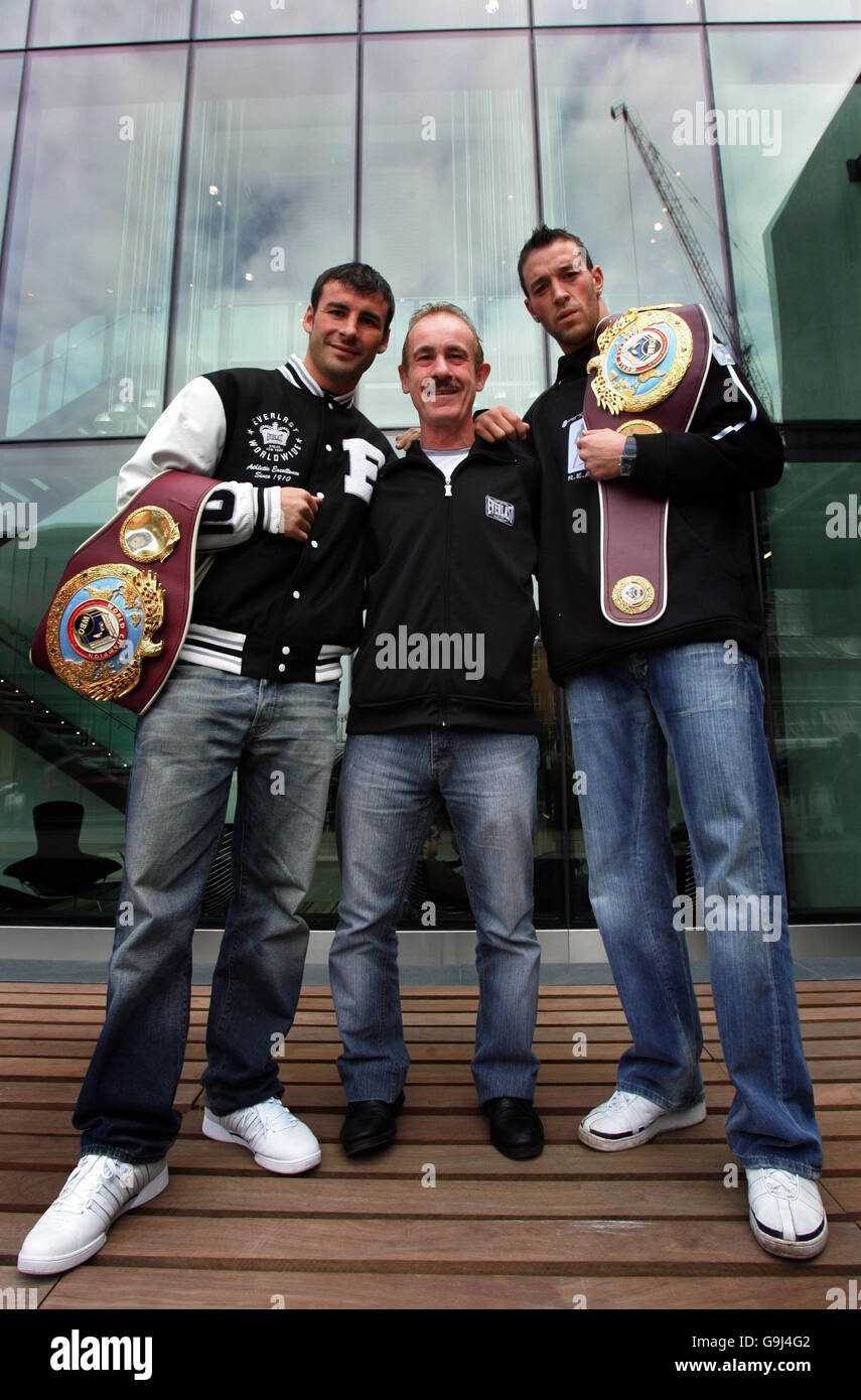 Enzo Calzaghe (Mitte) Trainer und Vater von Joe Calzaghe aus Wales (links) mit Enzo Maccarinelli nach einer Pressekonferenz im Hilton Hotel, Manchester. Stockfoto