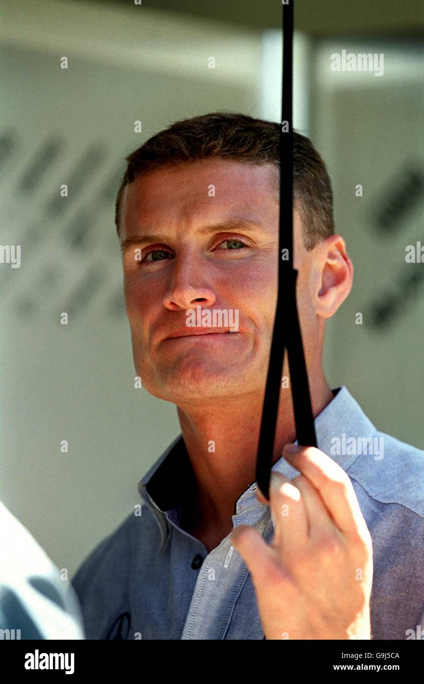 Herumhängen in Melbourne. David Coulthard sieht so aus, als würde er im Untergrund arbeiten, als er im Fahrerlager für den ersten Grand Prix der neuen Saison ankommt Stockfoto