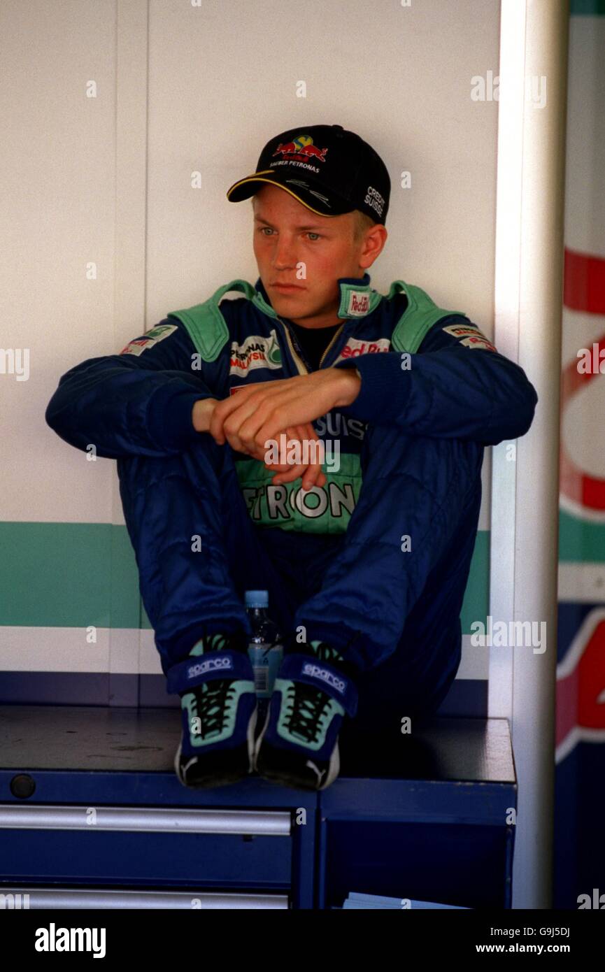 Der 21-jährige Kimi Räikkönen, der unerfahrenste Fahrer, der jemals einen Grand Prix gefahren ist, hat sich vor seinem Debüt in Melbourne tief in Gedanken gemacht Stockfoto