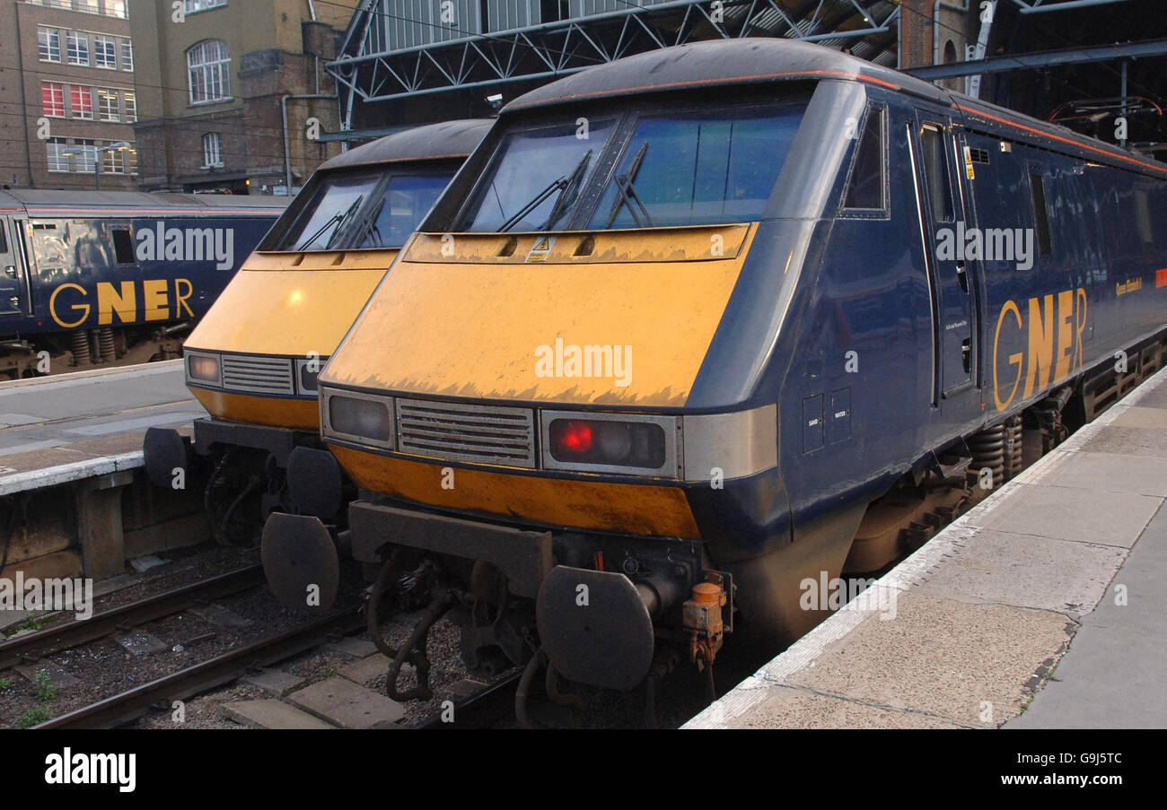 GNER-Züge sitzen am Londoner Bahnhof Kings Cross, nachdem die Muttergesellschaft von London nach Schottland Eisenbahngesellschaft in den Vereinigten Staaten den Konkursschutz nach Kapitel 11 beantragt hatte. Stockfoto