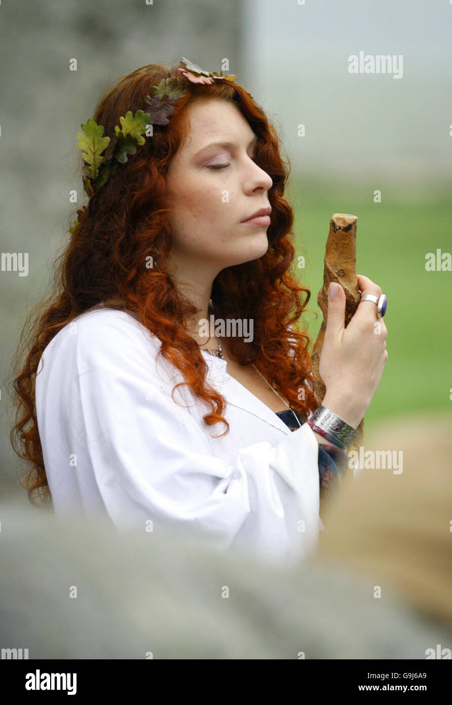 Druiden feiern die Aufnahme von Stonehenge als eines der sieben Wunder der modernen Welt. Ein Druide führt eine Samhain- oder heidnische Halloween-Segnungszeremonie in Stonehenge in Wiltshire durch. Stockfoto
