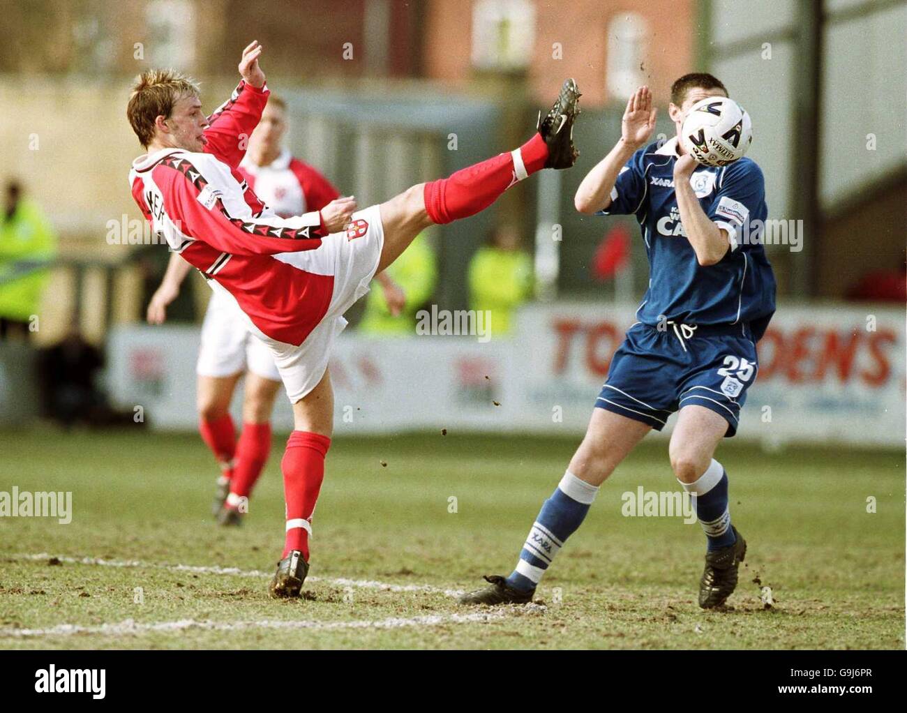 Justin Walker von Lincoln City kämpft mit Kevin Evans von Cardiff City Stockfoto