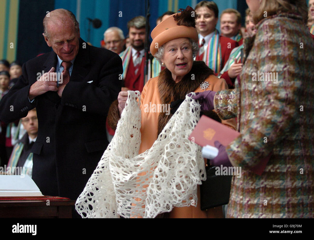 Königin Elisabeth II. Und der Herzog von Edinburgh erhalten ein Geschenk des estnischen Volkes bei einem Konzert auf dem Rathausplatz in Tallinn, Estland. Stockfoto