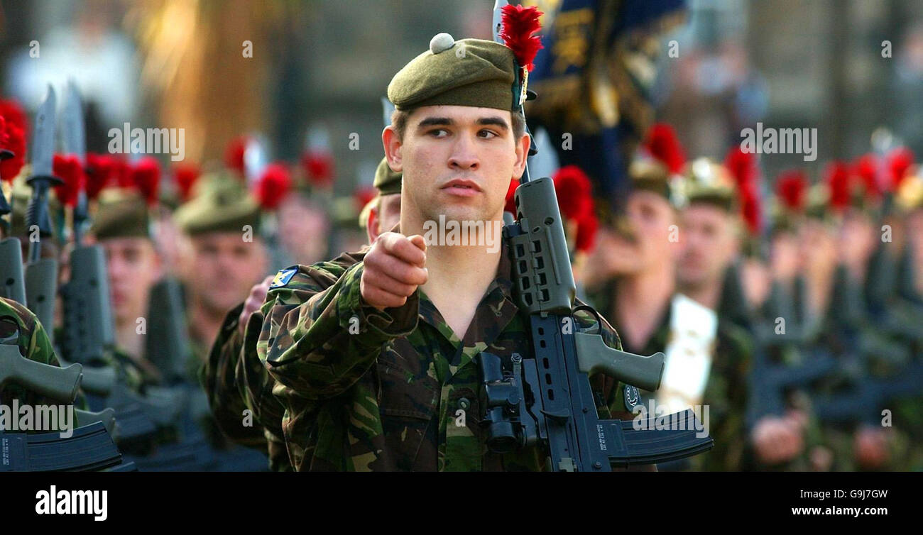 Mitglieder des 3. Bataillons von Black Watch, das jetzt zum Royal Regiment of Scotland gehört, wurden bei einer feierlichen Präsentation mit der Freedom of Fife für ihren Beitrag zur „Sicherung des Friedens und der Aufrechterhaltung des Friedens“ ausgestattet. Stockfoto