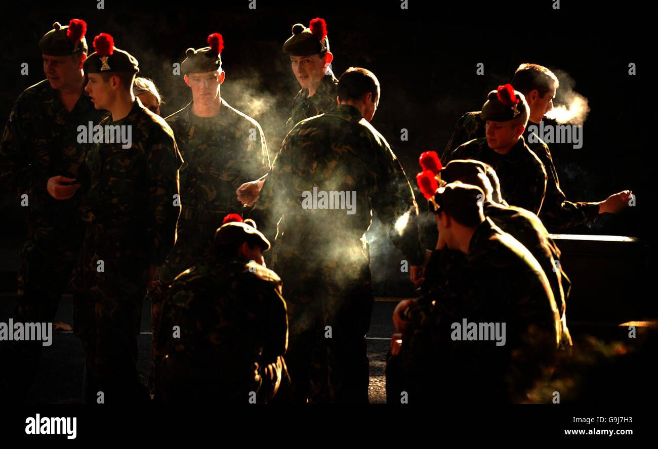 Mitglieder des Black Watch 3. Bataillons, jetzt Teil des Royal Regiment of Scotland, rauchen Zigaretten nach einer Zeremonie, bei der ihnen die Freiheit von Fife gegeben wurde, für ihren Beitrag zur "Bewachung und Aufrechterhaltung des Friedens". Stockfoto