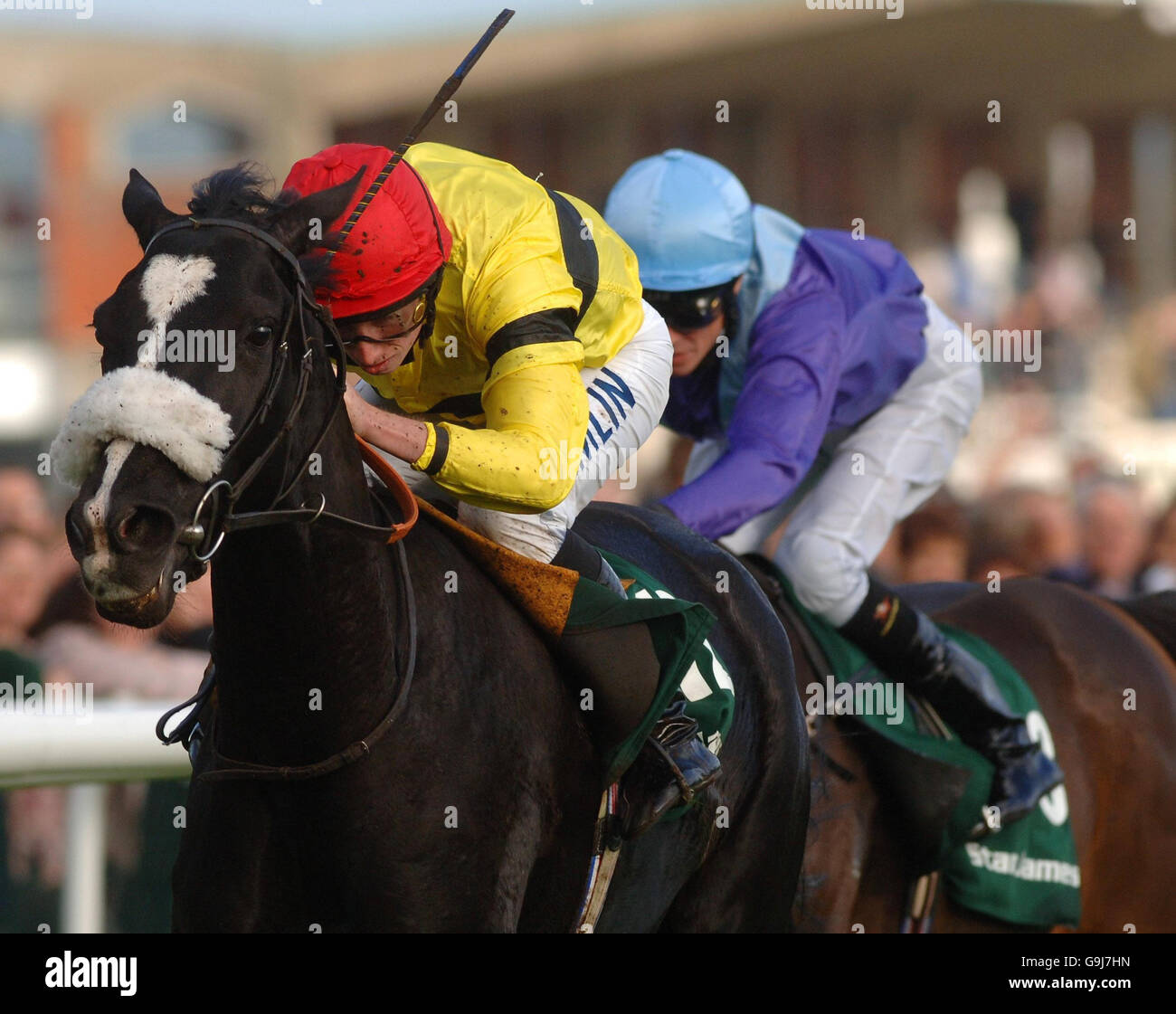 Rennen - Newbury. Short Skirt und Jockey Ryan Moore gewinnt den Stan James St Simon Stakes auf der Rennbahn Newbury. Stockfoto