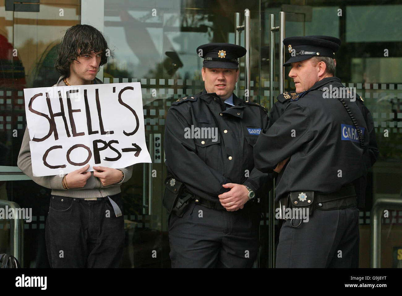 Die Aktivisten von Shell to Sea verlassen das Shell-Hauptquartier im Stadtzentrum von Dublin. Die Aktivisten barrasten sich in das Gebäude ein, um die anhaltenden Proteste auf der Baustelle der corrib-Gaspipeline in Co Mayo hervorzuheben. Stockfoto