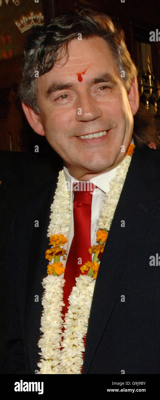 Der britische Bundeskanzler Gordon Brown bei einem Empfang anlässlich des Hindu-Festivals von Diwali im Houses of Parliament im Zentrum von London. DRÜCKEN Sie VERBANDSFOTO. Bilddatum: Mittwoch, 11. Oktober 2006. Gordon Brown war heute mit Blumen geschmückt, als er den Beginn der Feierlichkeiten für das jährliche Hindu-Festival von Diwali markierte. Der Kanzler zündete eine traditionelle Diwali-Lampe bei einem Empfang im Unterhaus an, der vom Hindu Forum of Britain organisiert wurde. Siehe PA Geschichte POLITIK Diwali. Bildnachweis sollte lauten: Fiona Hanson/PA. Stockfoto