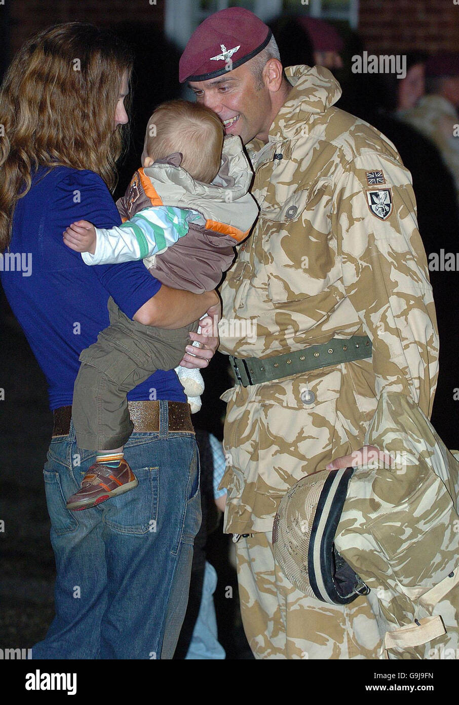 Der Militärangehörige Major Hew Williams von 3 para Battlegruppe Regiment spricht mit seinem einjährigen Sohn Ieuan, wie sein Partner Sharon nach seiner Rückkehr nach Großbritannien von einer sechsmonatigen Dienstreise in Afganistan betreut. Stockfoto