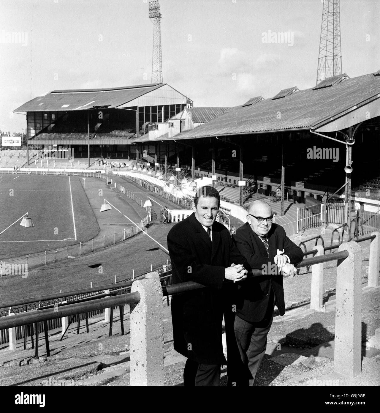 (L-R) der neue Chelsea-Manager Dave Sexton steht auf dem Stamford Brückenterrassen mit dem Vorsitzenden Charles Pratt Stockfoto