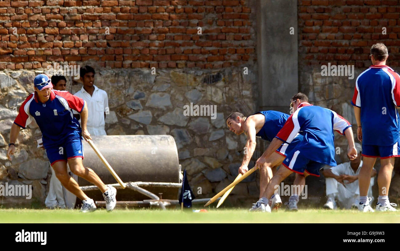 Die Engländer Kevin Pietersen (Mitte) und Andrew Strauss trainieren an der Grenze, nachdem sie während des Tour-Spiels auf dem K.L.Saini Ground, Jaipur, Indien, entlassen wurden. Stockfoto