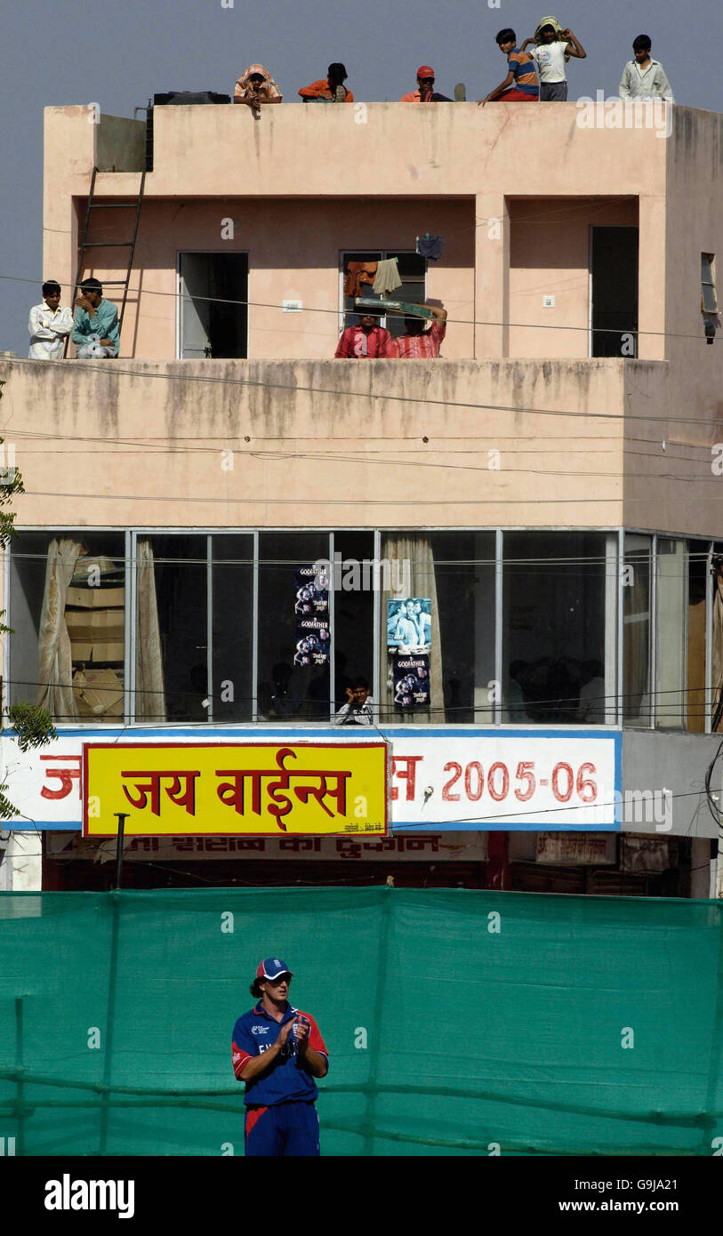 Zuschauer beobachten vom Dach aus, wie Englands Jon Lewis Fields während des Tour-Spiels gegen Rajasthan auf dem K.L.Saini Ground, Jaipur, Indien. Stockfoto