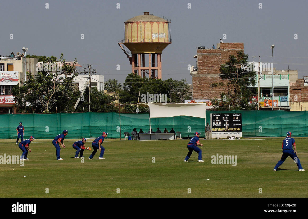 Cricket - Tour Spiel - Rajasthan Cricket Association XI gegen England - Jaipur. England Field während des Tour-Spiels gegen Rajasthan auf dem K.L.Saini Ground, Jaipur, Indien. Stockfoto