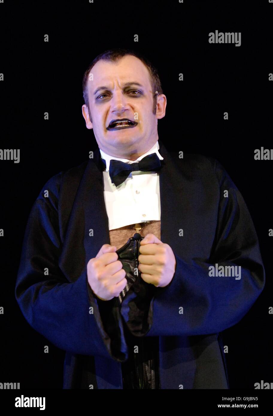 Cast-Mitglied James Dreyfus als Emcee während eines Fotoalles für das Musical Cabaret am Lyric Theatre, Central London. Stockfoto