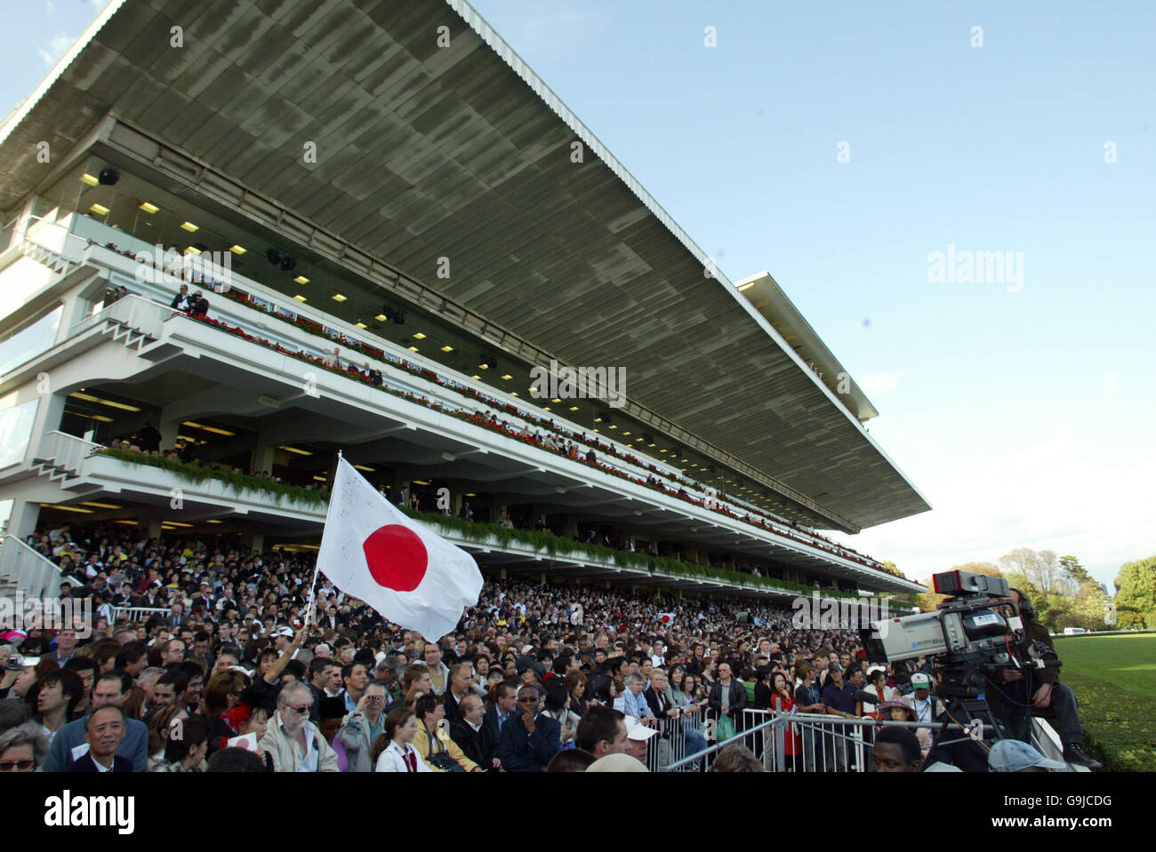 Japanische Flaggen werden zur Unterstützung von Deep Impact geritten gewellt Mit Yutake Take Stockfoto
