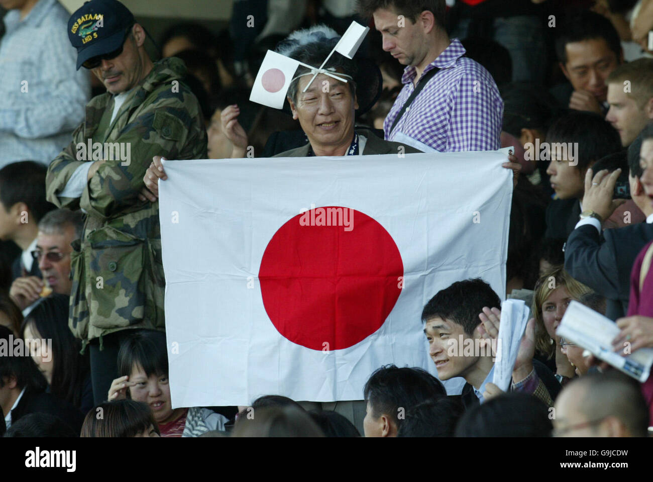 Japanische Flaggen werden zur Unterstützung von Deep Impact geritten gewellt Mit Yutake Take Stockfoto