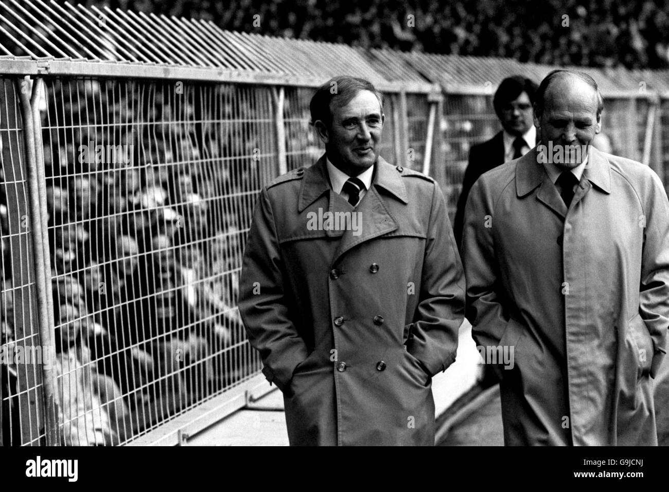 (L-R) die beiden Manager, der nordirische Danny Blanchflower und der englische Ron Greenwood, machen sich auf den Weg zu den Dugouts Stockfoto