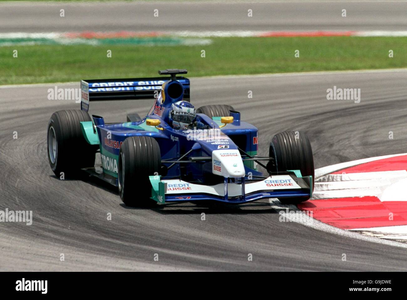 Motorsport - Formel 1 - großer Preis von Malaysia - Vorschaustag. Kimi Räikkönen holt seine Räder beim Training für den Großen Preis von Malaysia aus der Reihe Stockfoto
