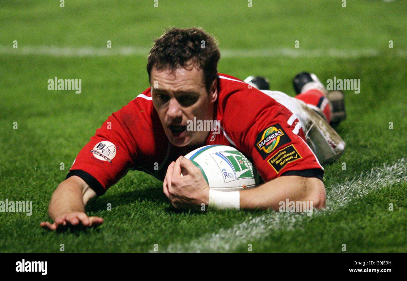 Rugby Union - Heineken Cup Pool Five - Llanelli gegen Ulster - Stradey Park. Llanellis Mark Jones schiebt sich ein, um im Rahmen des Heineken Cup, Pool Five Match im Stradey Park, Llanelli, den zweiten Versuch gegen Ulster zu erzielen. Stockfoto