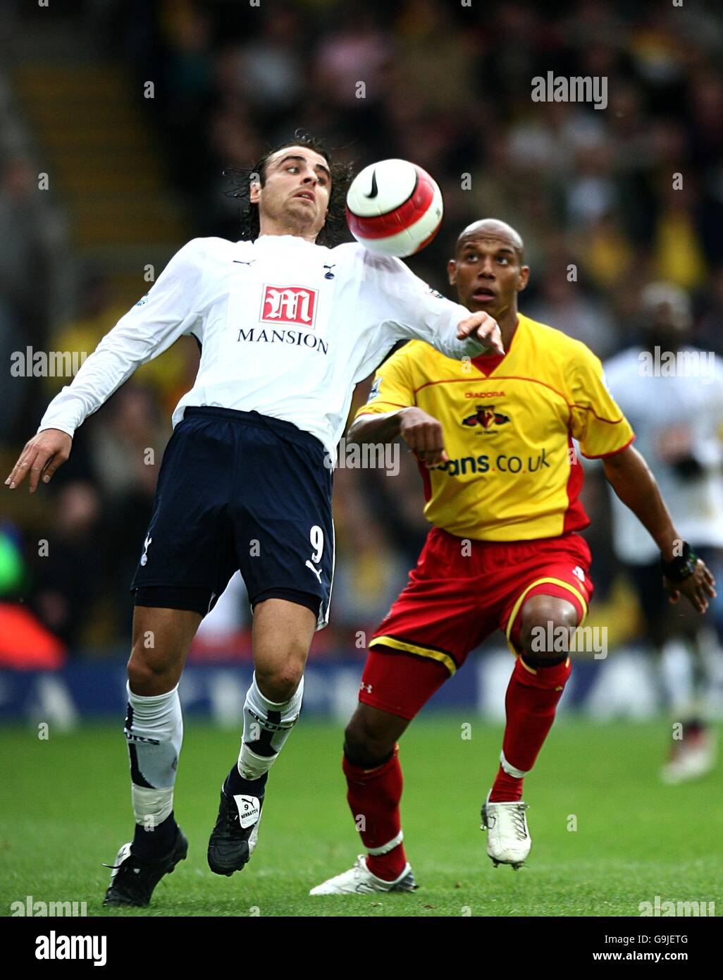 Dimitar Berbatov, Tottenham Hotspur und Jordan Stewart, Watford, kämpfen um den Ball Stockfoto
