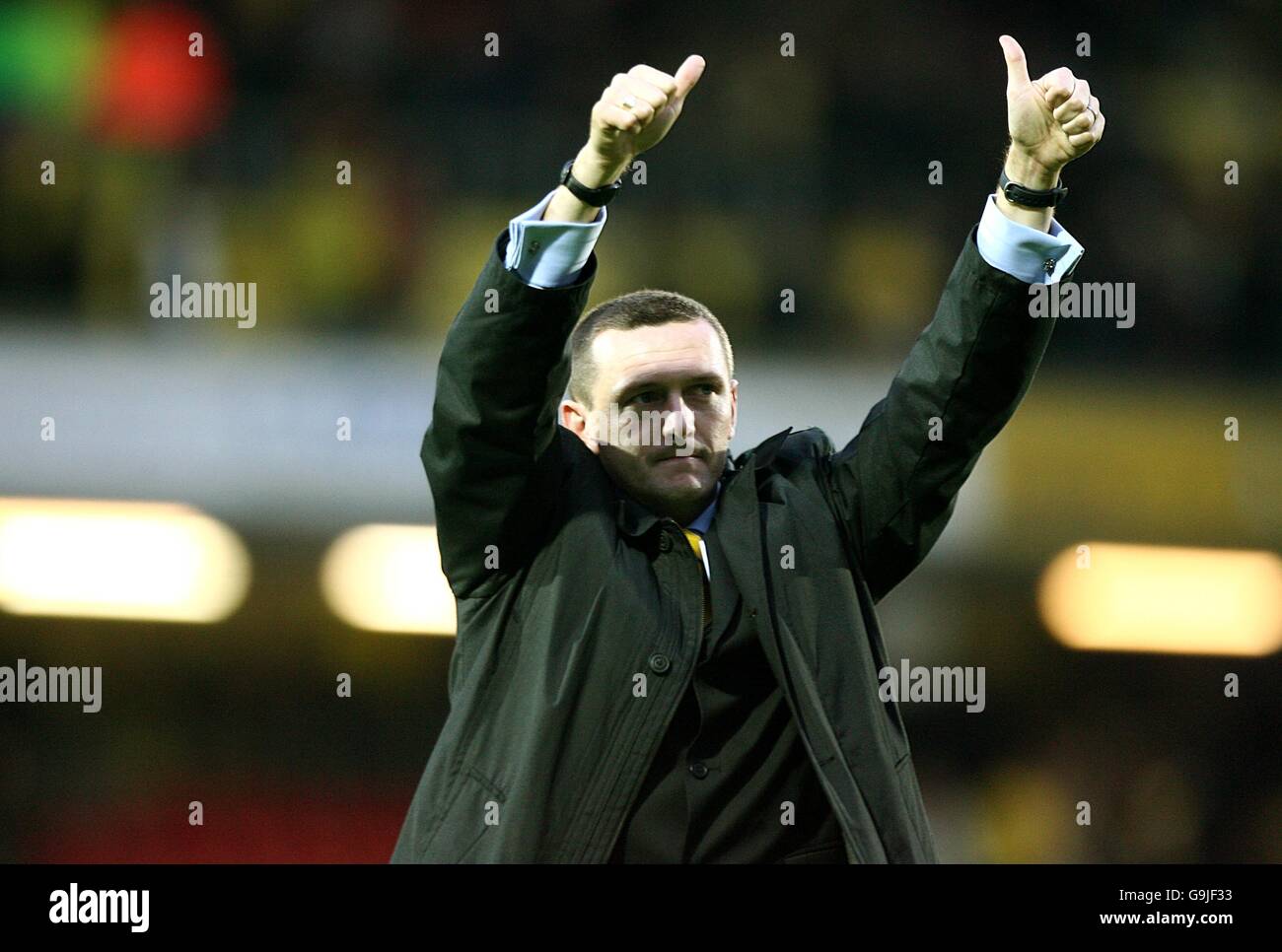 Fußball - FA Barclays Premiership - Watford / Tottenham Hotspur - Vicarage Road. Watford-Manager Adrian Boothroyd würdigt die Heimfans Stockfoto