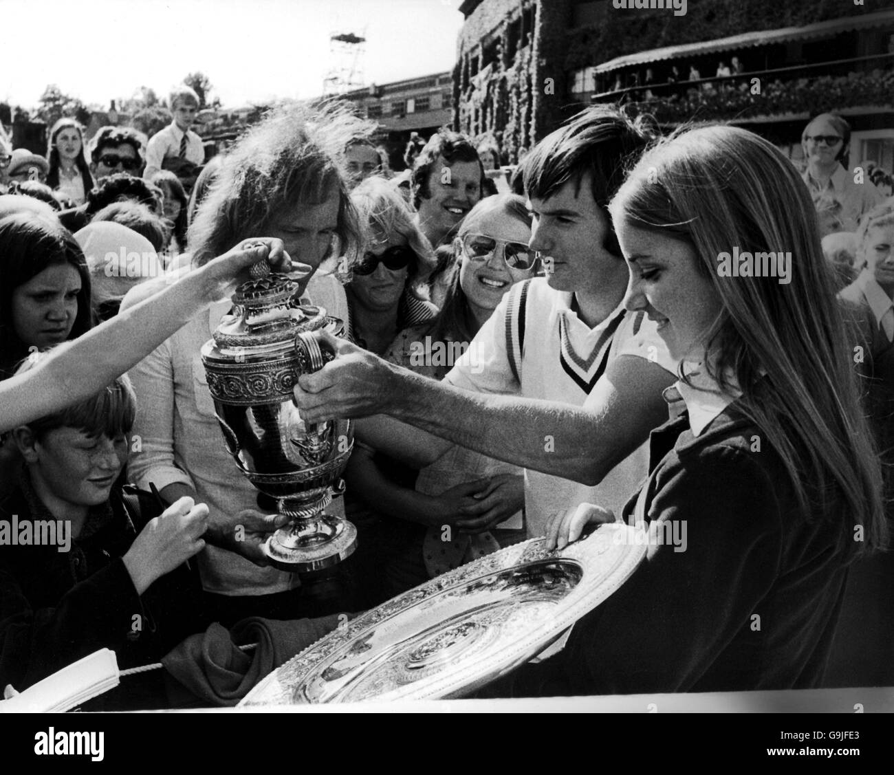 Jimmy Connors (Zweiter R) und sein Verlobter, der Damen-Einzelchampion Chris Evert (r), präsentieren ihren Fans ihre Trophäen Stockfoto