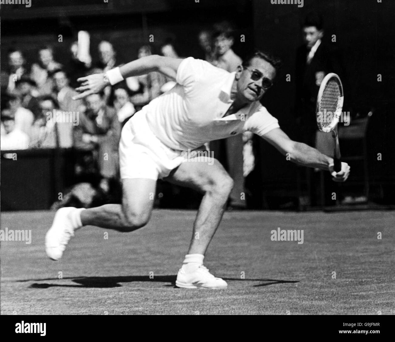 Tennis - Wimbledon Championships. Jaroslav Drobny in Aktion Stockfoto