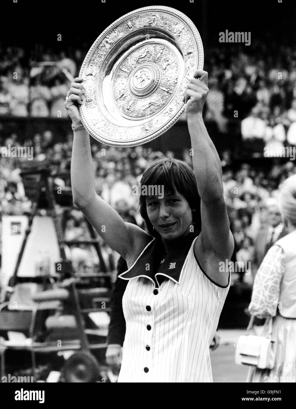 Tennis - Wimbledon Championships - Dameneinzel - Finale - Martina Navratilova gegen Chris Evert. Dameneinzel-Meisterin Martina Navratilova zeigt die Meisterschaftsplatte Stockfoto