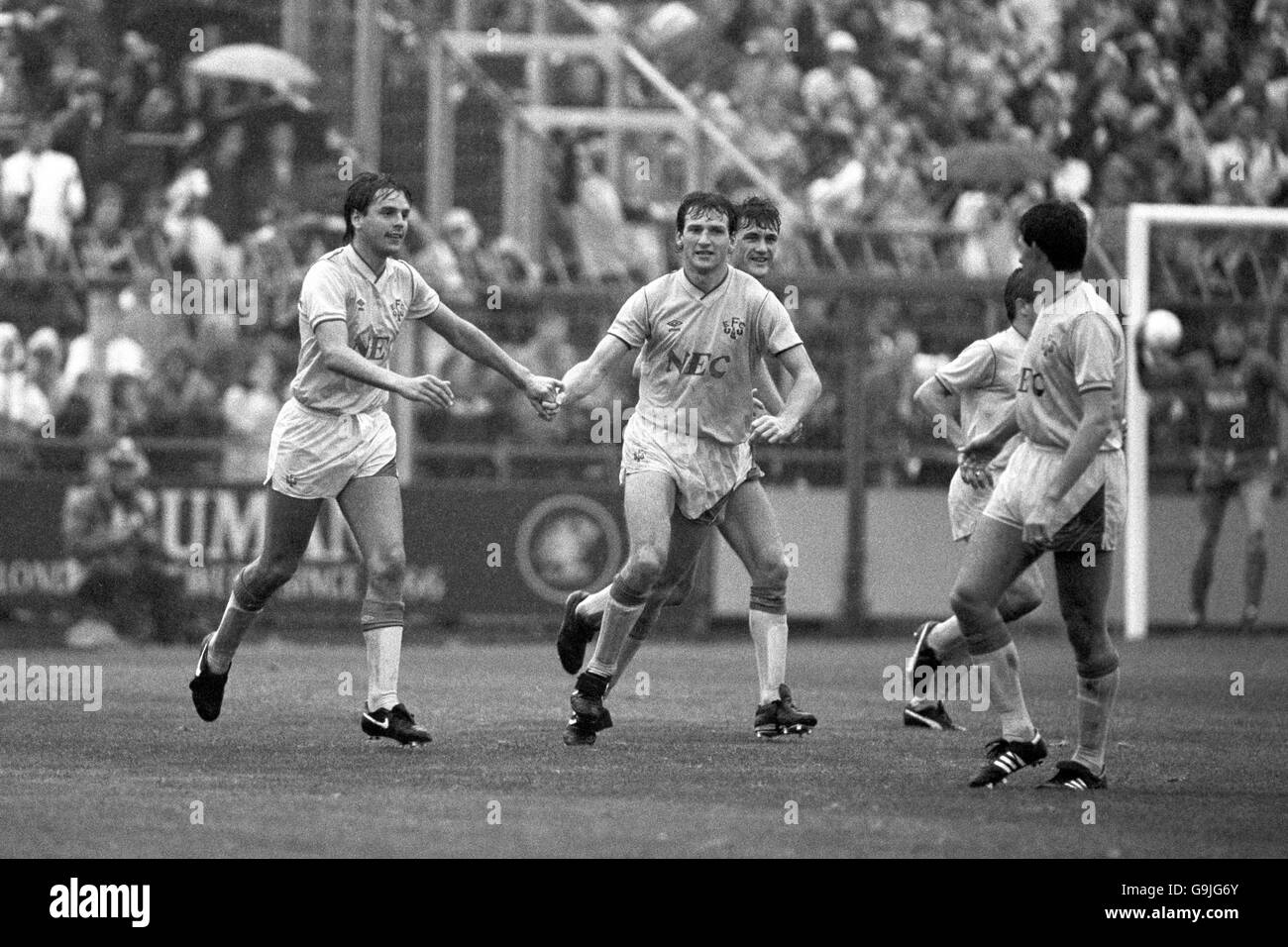 (L-R) Evertons Graeme Sharp feiert sein Siegtreffer mit den Teamkollegen Dave Watson, Kevin Langley, Adrian Heath und Kevin Sheedy Stockfoto