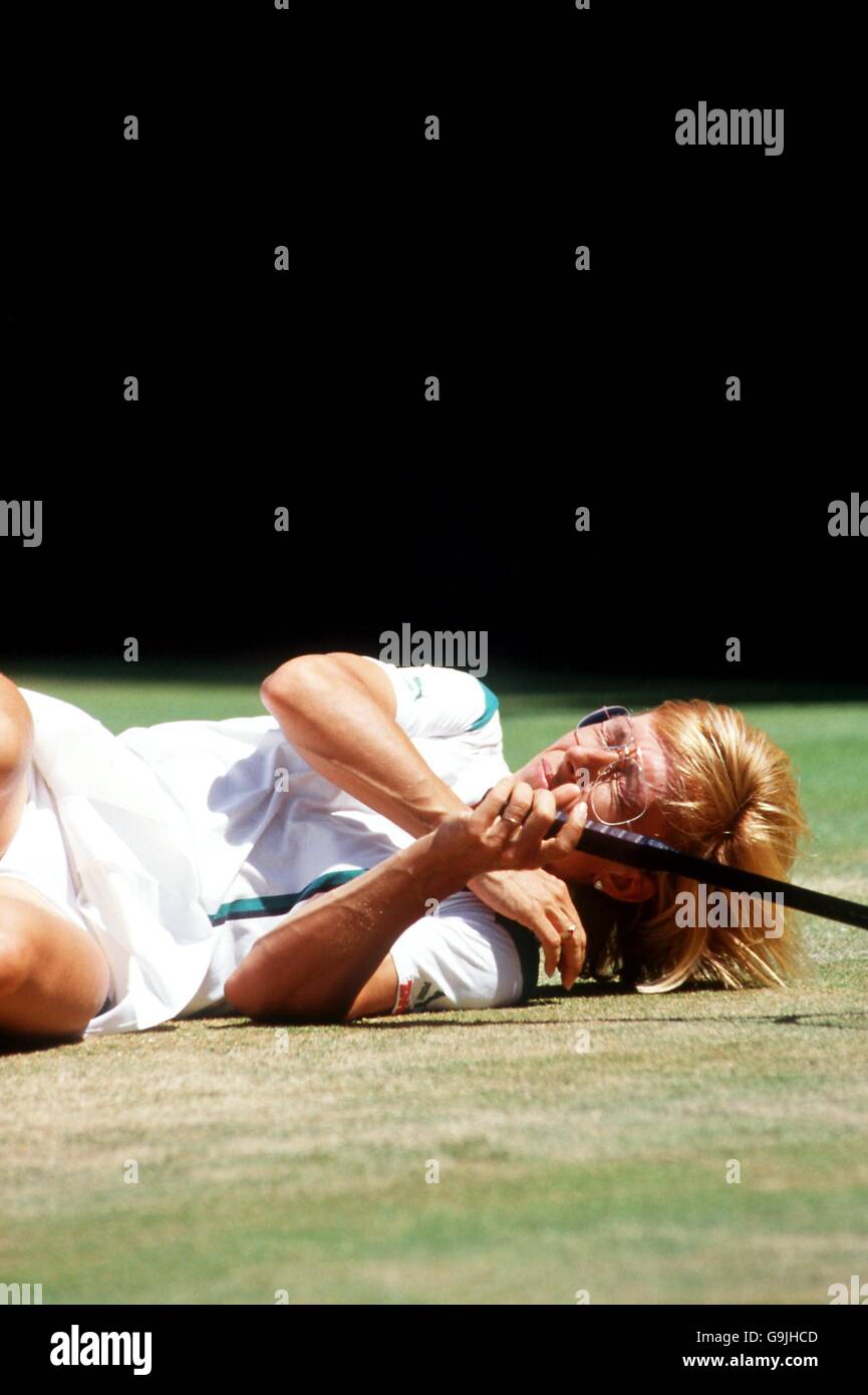 Tennis - Wimbledon Championships 1987 - Finale der Dameneinzel - Martina Navratilova gegen Steffi Graf. Martina Navratilova liegt auf dem Boden, nachdem sie sich gestreckt hat, um einen Schuss zu erreichen Stockfoto