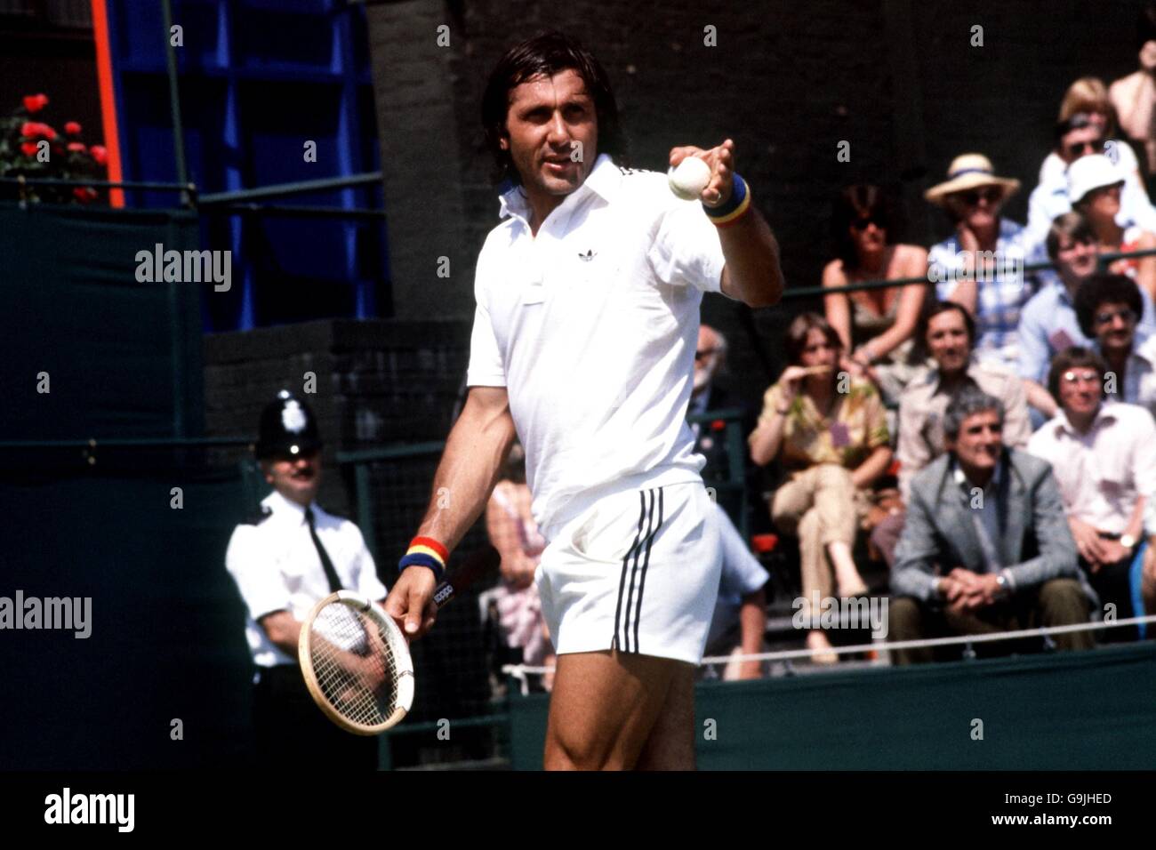 Tennis - Wimbledon Championships 1981. Ilie Nastase führt während seines Spiels eine Diskussion mit dem Schiedsrichter Stockfoto