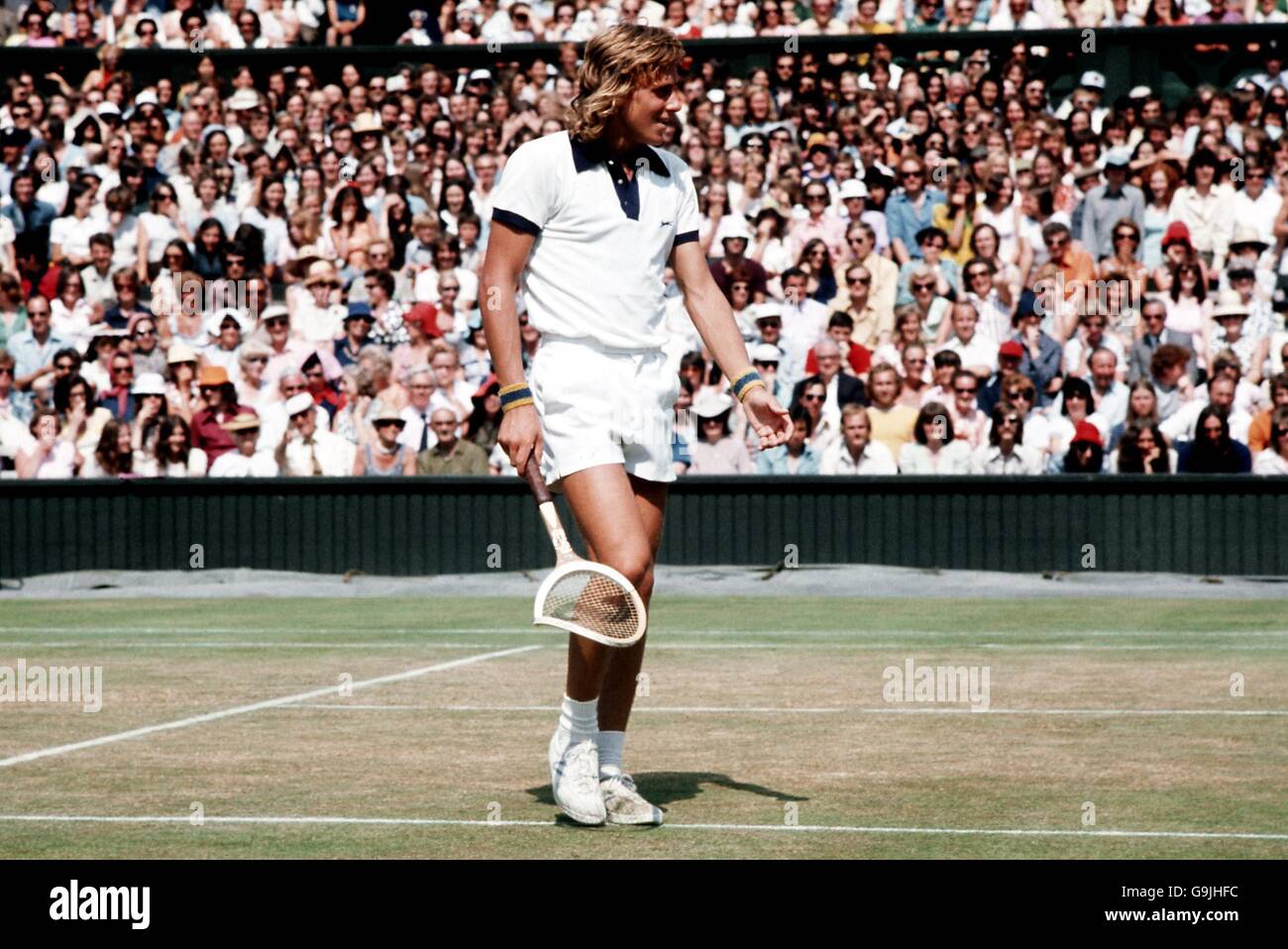Tennis - Wimbledon Championships 1973 - Viertelfinale der Herren - Bjorn Borg gegen Roger Taylor. Bjorn Borg hält seinen verdrehten Schläger während seines Viertelfinalmatches mit Roger Taylor Stockfoto
