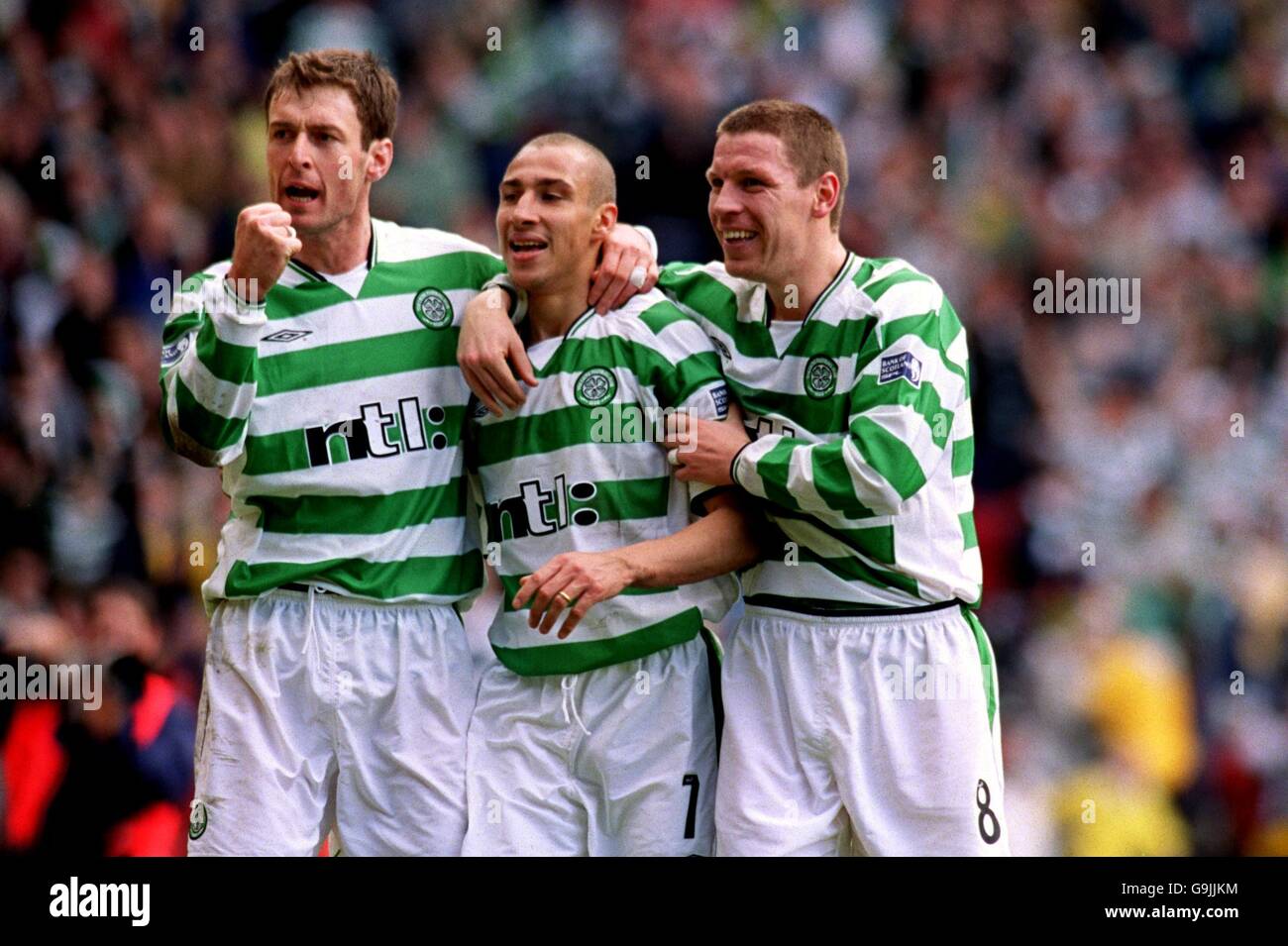 Scottish Soccer - Tennent's Scottish Cup - Halbfinale - Celtic gegen Dundee United. Henrik Larsson von Celtic feiert den zweiten Treffer mit Chris Sutton (L) und Alan Thompson (R) Stockfoto