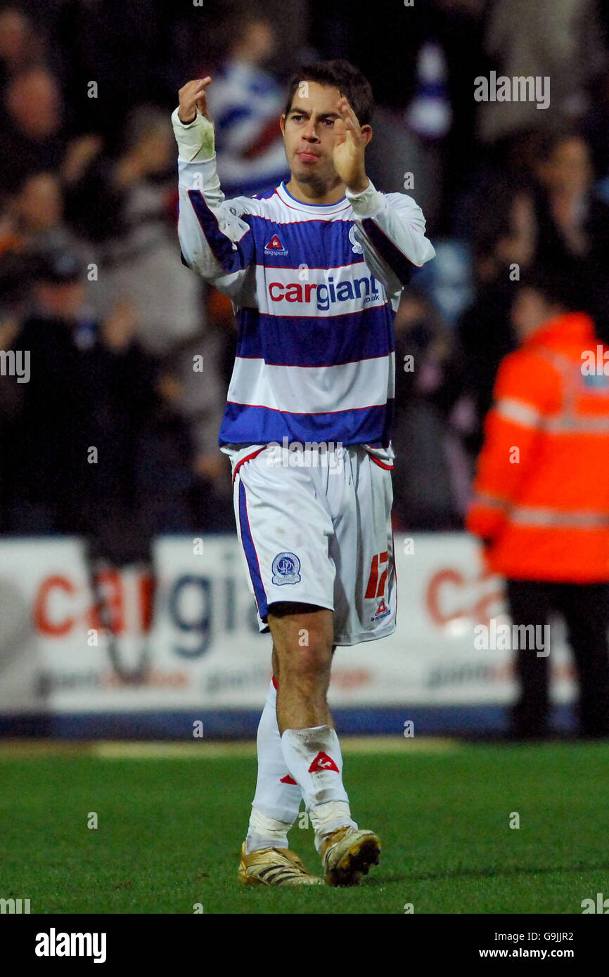 Lee Cook von Queen's Park Rangers applaudiert den Fans im Ende des Spiels Stockfoto