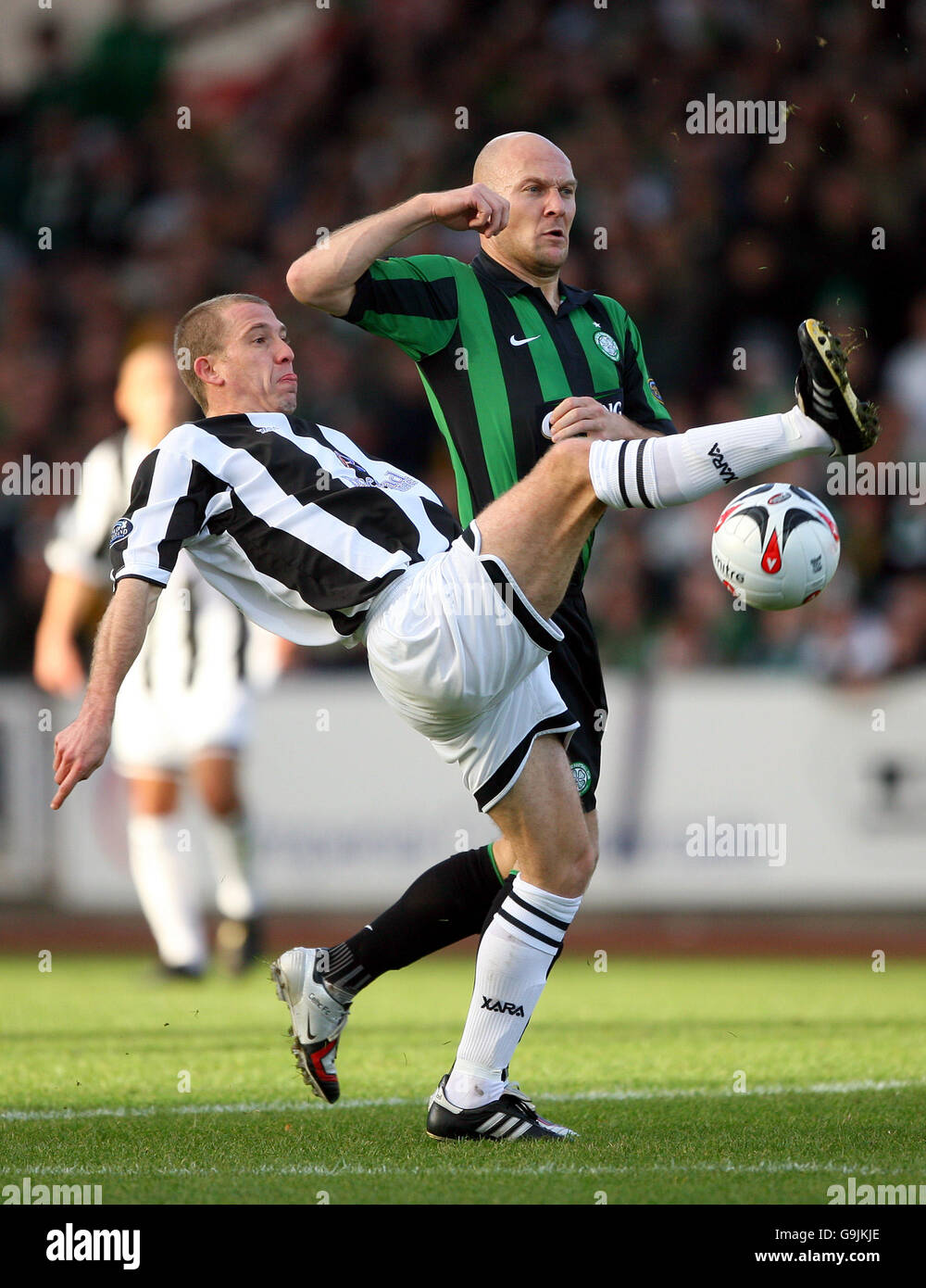 Fußball - Bank of Scotland Premier Division - St Mirren gegen Celtic - St Mirren Park. Celtic's Thomas Gravesen und St. Mirren's Garry Brady Stockfoto