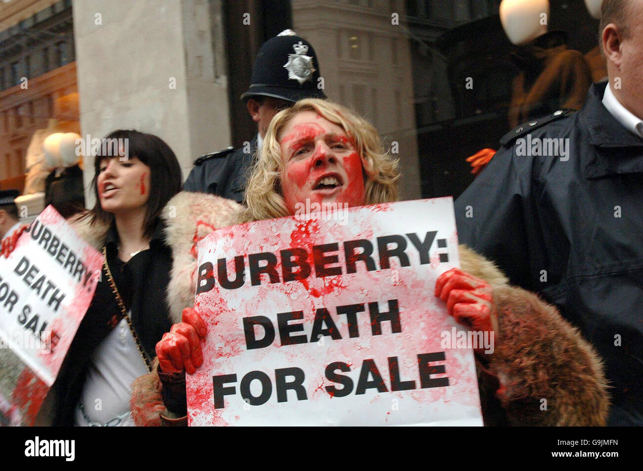 Anti-Pelz-Demonstranten von PETA werden von der Polizei weggeführt, nachdem sie einen Burberry-Laden in der Regent Street in London übernahmen. Stockfoto