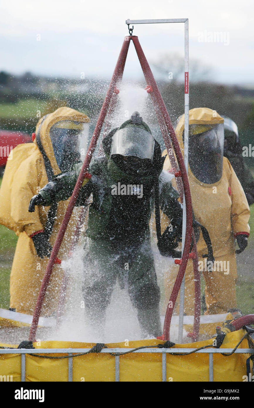 Ein Experte für die Entsorgung von Armeebomben wird während einer Simulation von chemischen und biologischen Angriffen im Heereslager Curragh in Co Kildare dekompiliert. Stockfoto