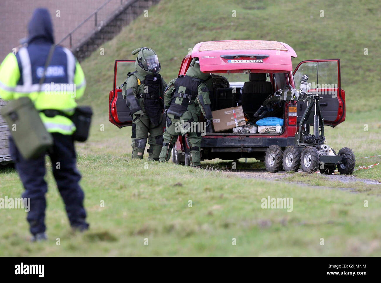 Armeebomb-Experten nehmen an einer multi-Agency chemischen und biologischen Angriffssimulation im Curragh Armeelager in Co Kildare Teil. Stockfoto