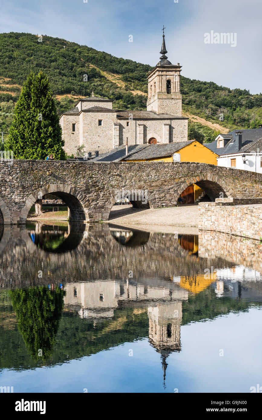 Brücke über den Fluss Meruelo, geschaffen in der Zeit des antiken Rom. Stockfoto