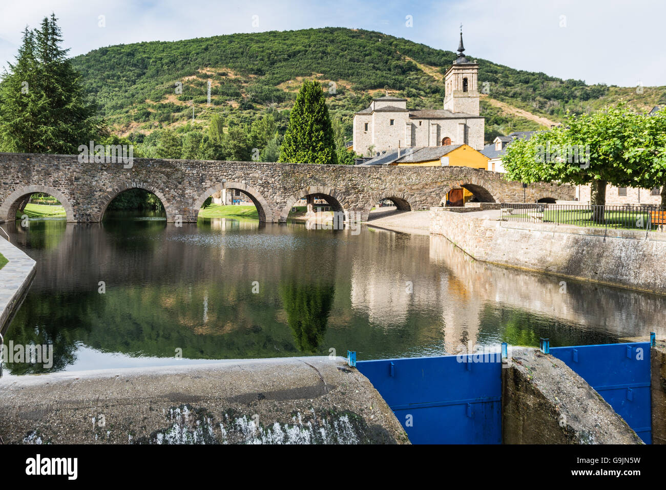 Brücke über den Fluss Meruelo, geschaffen in der Zeit des antiken Rom. Stockfoto