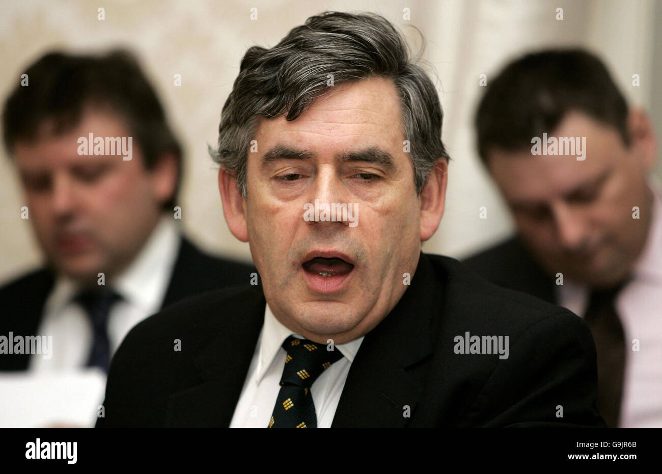 Der britische Bundeskanzler Gordon Brown spricht während eines Treffens mit einer hochrangigen Interessengruppe über das Londoner Finanzzentrum in der Downing Street 11, London. Stockfoto