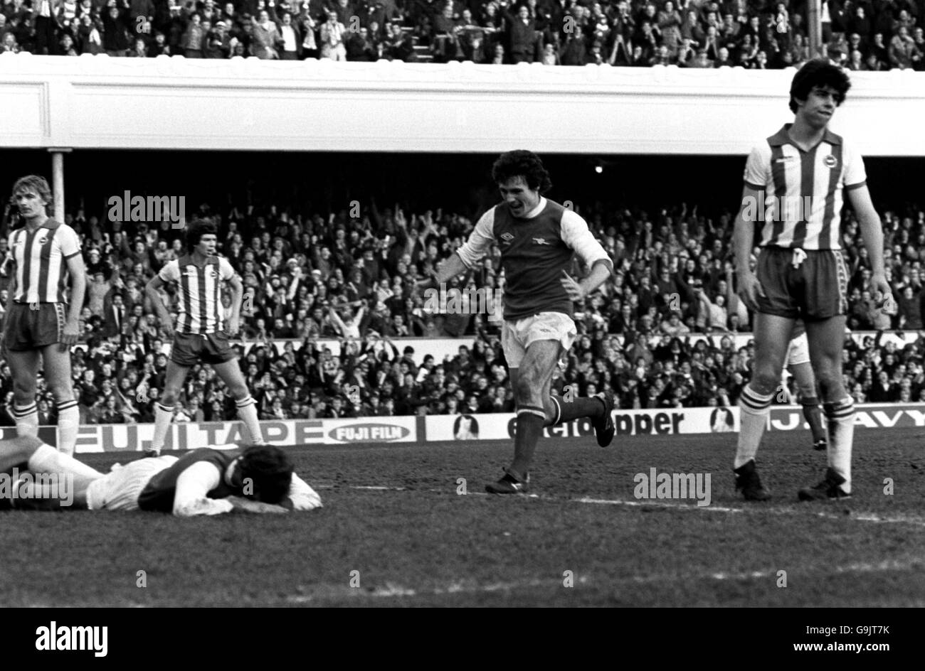 Arsenals Frank Stapleton (zweite R) Läuft Torschütze Sammy Nelson gratulieren (auf dem Boden) Wie Gary Stevens (r) von Brighton und Hove Albion zeigt Verzweiflung Stockfoto